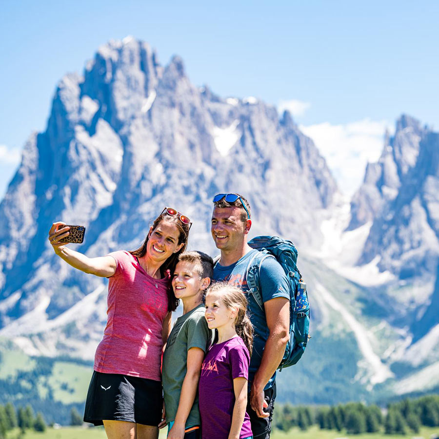 Frühling Sommer Wanderurlaub Dolomiten Südtirol Kastelruth Seiser Alm Schlerngebiet Frühling Sommer Wanderurlaub Dolomiten Südtirol Kastelruth Seiser Alm Schlerngebiet